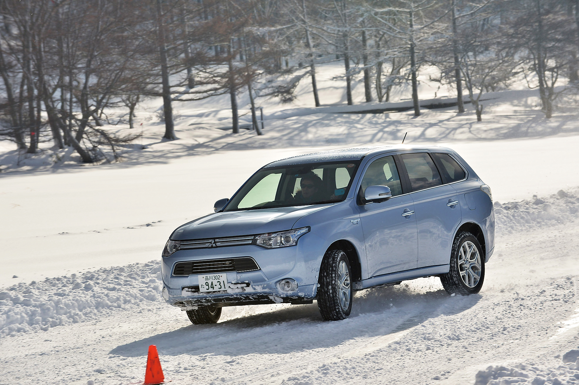 三菱アウトランダーPHEV　雪上走り画像