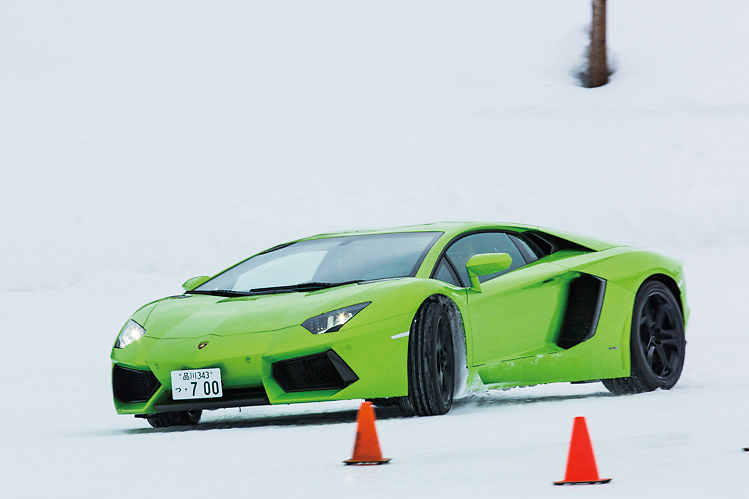 ランボルギーニ・アヴェンタドールLP700-4 雪上走り画像