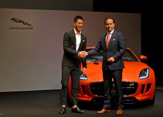 ジャガーは、Fタイプを“これまでの流れを変え好転させる”「GAME CHANGER」と表現。今後、高級車市場での成長を加速させ、「日本市場におけるGAME CHANGERになる」とマグナス・ハンソンJLRJ社長(写真右)はコメント