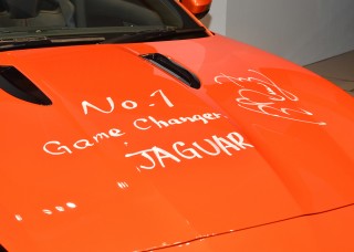 錦織選手は「いつか世界NO.1になりたい」という思いを込め、ボンネットに“NO.1 Game Changer JAGUAR”とサイン
