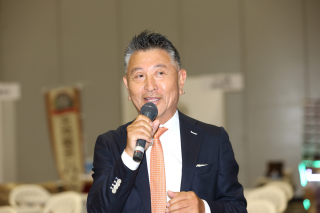 授与者はチューニング業界の立役者である稲田大二郎さん