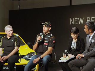 F1ドライバーのパストール・マルドナド選手（中央）、元プロ陸上競技選手の為末大さん（右）、ルノージャポンのフレデリック・ブレン）が、「最速の哲学」についてトークショー