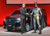 [動画]バットマンがトヨタ新型ミニバン発表会場に出現！