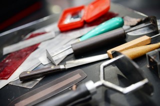 モデラーが使う道具類。鋼から切り出した自作のものも含め一人100アイテム以上を持っているという。