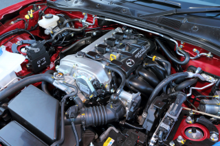 新型NDロードスターは、1.5L直噴直4エンジンを搭載。ミッションは6速MT