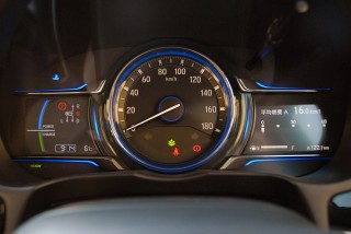 メーターデザインはオリジナル。表示が3ゾーンにわけられ、文字も大きく、とくに老眼気味の人でも見やすい!