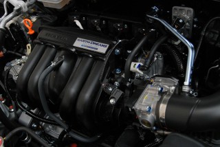 NA1.5Lエンジン＋モーター内蔵の7速DCTという組み合わせ。ゼロ発進や低速からの加速ではグイッと押し出されるモータートルクが味わえる