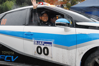 昨年の新城ラリーでMIRAIのプロトカーを00カーとして使用。トヨタの豊田章男社長がドライブした