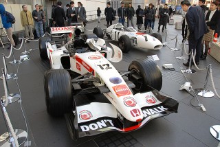 東京・青山のホンダ本社前には往年のF1マシンが展示された