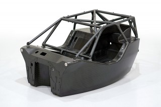 昨年のメッセに引き続き、今年もGT500モノコックの展示がある。ただし、昨年のMRモノコックではなく、今回はFR車両モノコックだ