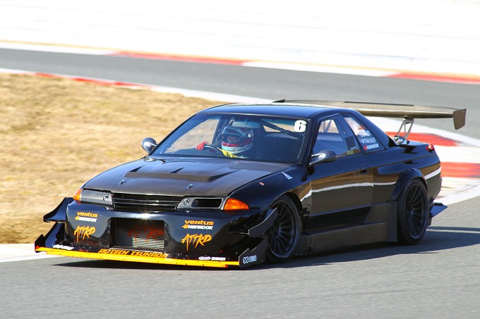 ATTKDオーテックのR32。床面までフラットにすることでグランドエフェクト効果を発揮し、ダウンフォースを稼ぐ。これにより、コーナーリング性能が大幅向上し、4輪駆動Sタイヤクラスで最速タイムを刻む