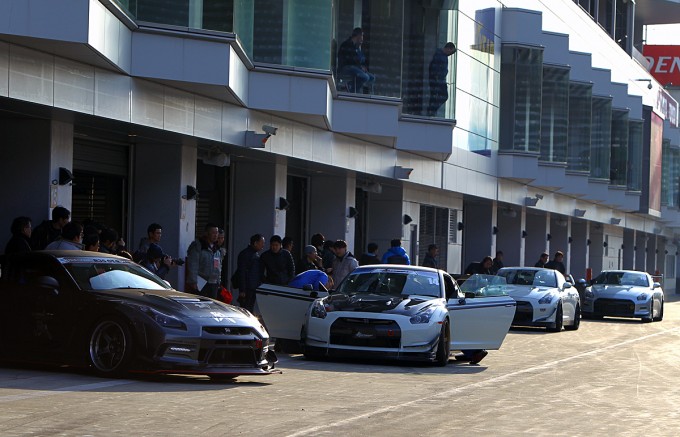 写真左がHKSテクニカルファクトリー号で、その右がKansaiサービス号。R35ではこの2台が抜きん出たタイムを刻むが、クラス最速は前者が記録。1分41秒743は昨年このイベントで刻んだタイムを約2秒半も上回る