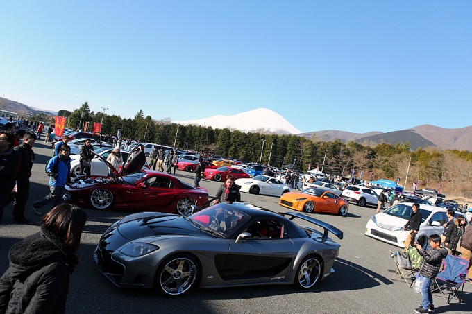イベント広場で行われた「CUSTOMIZED-CAR CARNIVAL(HCC)」。チューニングカーだけでなく、ドレスアップカーまで含めた幅広いカスタマイズカーが勢揃い。魅せるチューニングも所有欲を高める大事な要素だ