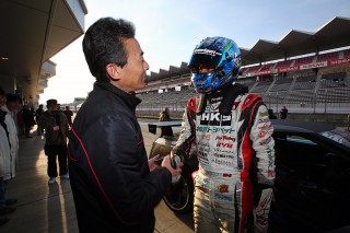 R35クラス最速を獲得し、ドライバーである谷口信輝選手とガッチリと握手を交わす、HKSテクニカルファクトリーの菊池良雅代表。ちなみに谷口選手はドライブしたすべてのクルマで、ベストタイムを更新した
