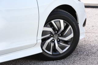 標準グレードHYBRIDは、16インチホイールを装着。タイヤサイズは205/60R16。JC08モード燃費は25km/L