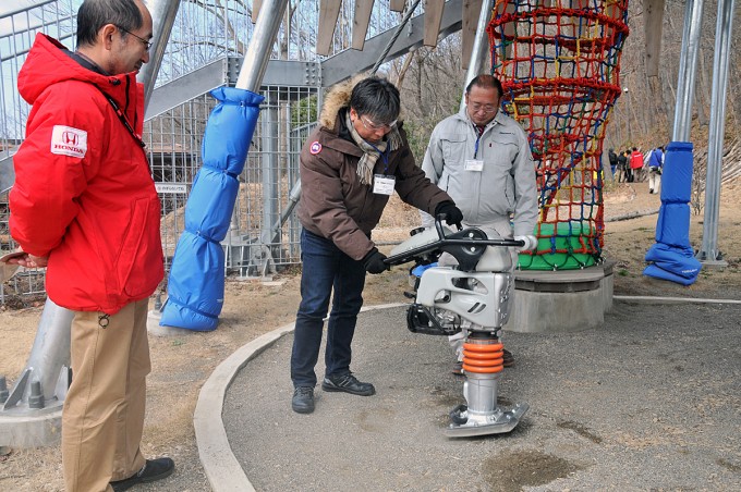 ゲゲゲの鬼太郎に出てくる“からかさ小僧”のような見た目。道路工事で用いられる地面を平らにならすためのタンピングランマー(三笠産業社製)。安定性は高く、素人でも意外と扱いやすかったりする