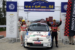 JN5クラスの優勝は18号車ABARTH 500 Rally R3T。ドライバーは真貝知志選手、コドライバーは漆戸あゆみ選手