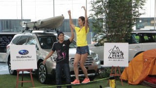 スラックライン初チャレンジのすみれさんをアシストするのは、スラックラインのチャンピオン早坂さん