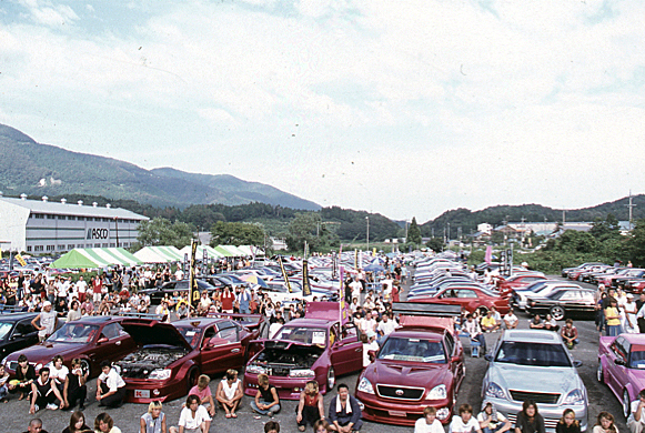 写真は2001年9月9日に関ヶ原メナードランド跡地で開催された、Kブレイク設立1周年記念フェスティバルの時。総勢400台以上のVIPが会場を埋め尽くした