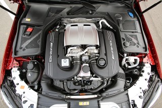 AMG-GTと同じ4LV8ツインターボエンジン。C63は476ps／650N･mで、C63Sになると510ps／700N･mまでパフォーマンス向上が図られる。ターボはシリンダーのVバンク内側に配置