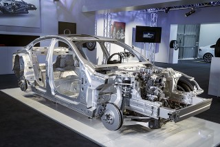 ジャガーが今後さまざまな車種に展開していく新開発の車体構造を初めて採用したモデル。ボンネットやフェンダーをはじめ75%がアルミニウムとなる