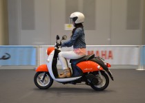 ヤマハが23万円のEVバイクを発売！2万円の補助金を受け取れる