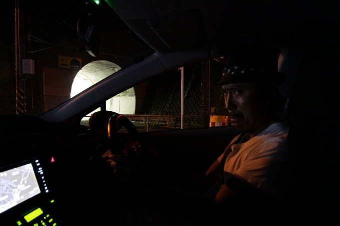 小坪トンネルは上に火葬場があり霊園に囲まれた心霊スポット 怯える記者の体験リポート 自動車情報 ニュース Web Cartop