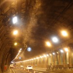 首都高速・山手トンネルに舞う謎の「霧」の正体は？