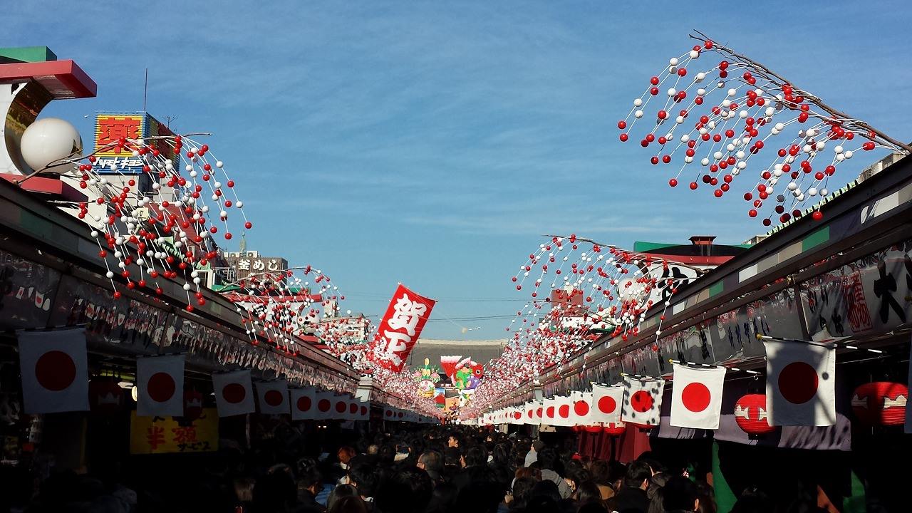 三ヶ日はいずれも晴天で、コートが要らないくらいの気温になりました。仲見世通りは大変な人混みです 〜 画像1