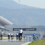 国際レーシングコースの富士スピードウェイを自転車で疾走！