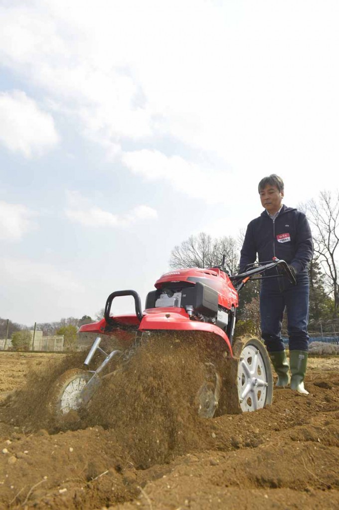 ●耕耘機を操る楽しさを一度知ると、もう病み付きだ