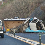 まさかの直ドリか!?　直線道路に横たわるトラック事故を目撃