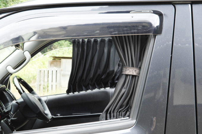 注意 運転席 助手席窓の走行中カーテン使用はng 自動車情報 ニュース Web Cartop
