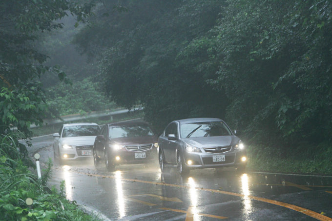 【甘く見ると危険】運転中にゲリラ豪雨へ遭遇したときは？