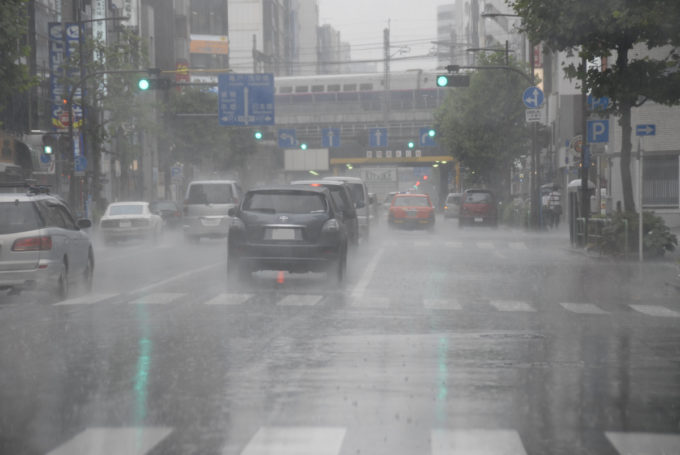 車の冠水道路走行はどこまで大丈夫 水に浸かっても平気なラインとは 自動車情報 ニュース Web Cartop