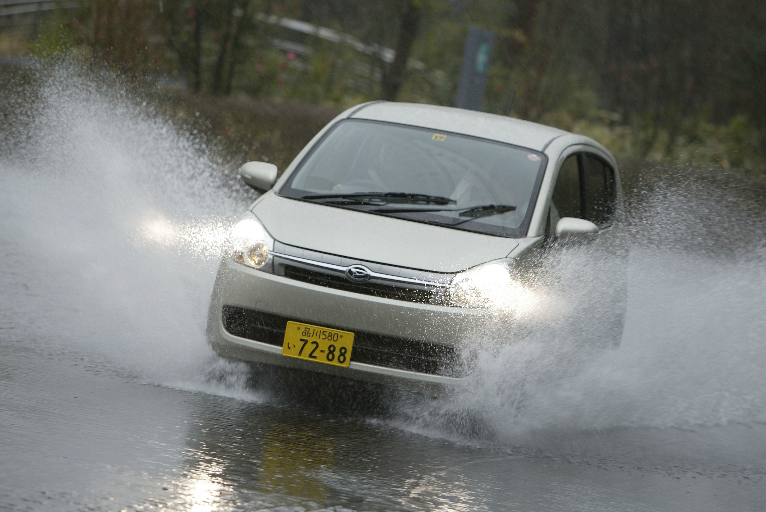 車の冠水道路走行はどこまで大丈夫 水に浸かっても平気なラインとは 自動車情報 ニュース Web Cartop