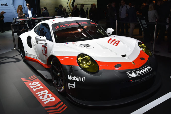 【ロサンゼルスモーターショー2016】伝統のRRを捨てミッドシップ化したポルシェ911RSRがデビュー！