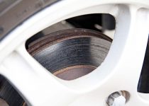 【煙が出ても水はNG】ブレーキのフェードを防ぐための走り方と冷却方法とは？