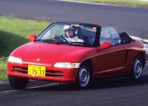 【ニッポンの名車】4輪ストラット&ディスクブレーキ！　ホンダ・ビートは軽の常識を打ち破ったクルマ