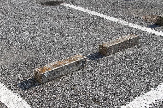 車止めにタイヤを当てたままの駐車はNG！ 車が傷む理由とは？ | 自動車情報・ニュース WEB CARTOP