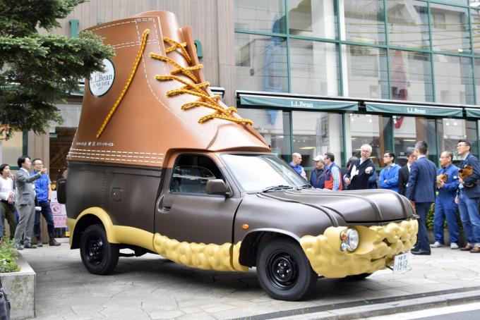 衝撃！　L.L.Beanのブーツカーが街中を駆け抜ける