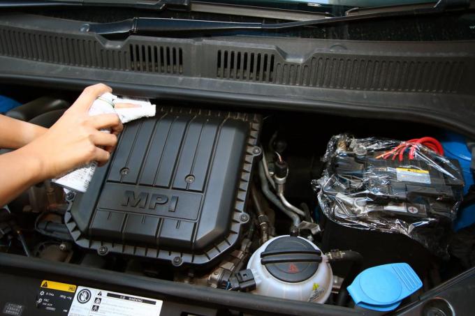 エンジンルームの掃除の仕方とは ブラシやパーツクリーナーなどの使い方を解説 自動車情報 ニュース Web Cartop