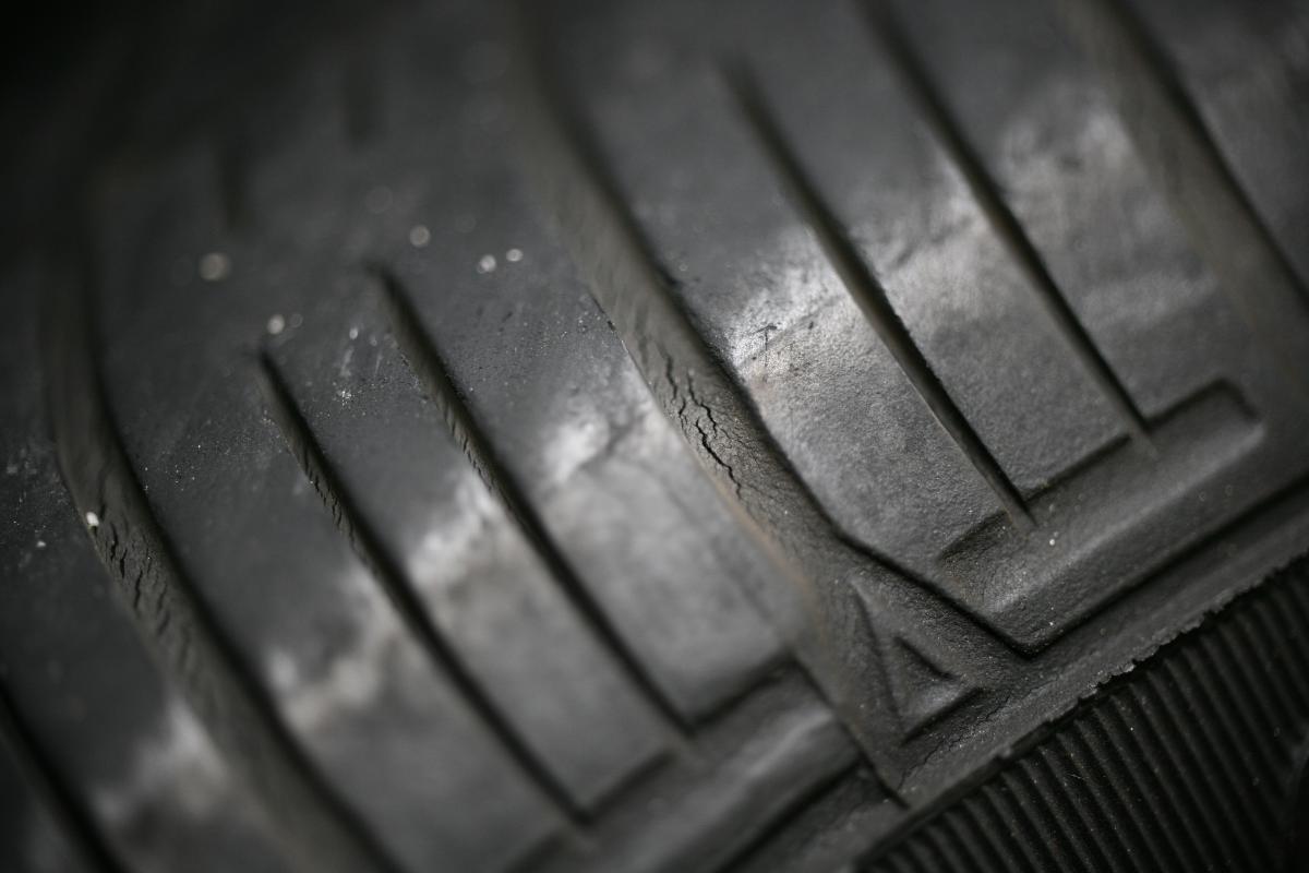 注意 溝だけでなくタイヤの ひび割れ も要チェック 自動車情報 ニュース Web Cartop