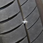 【画像】【今さら聞けない】タイヤの溝に挟まった小石は取るべき？ 〜 画像4
