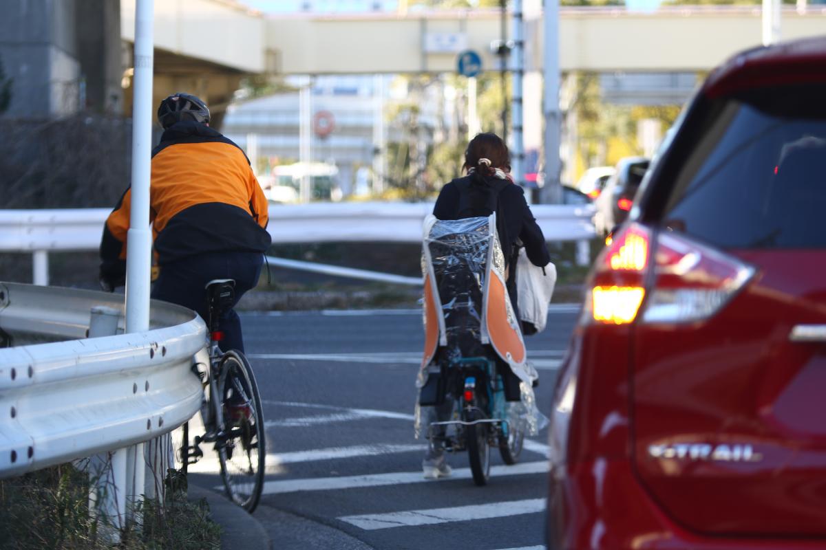 自転車 車を左から追い越し