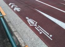 道路の自転車マークのある部分をバイクが走ってもいいのか？