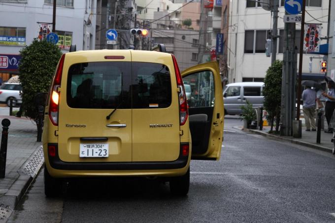 信号待ちの間に車外に出るのはあり？