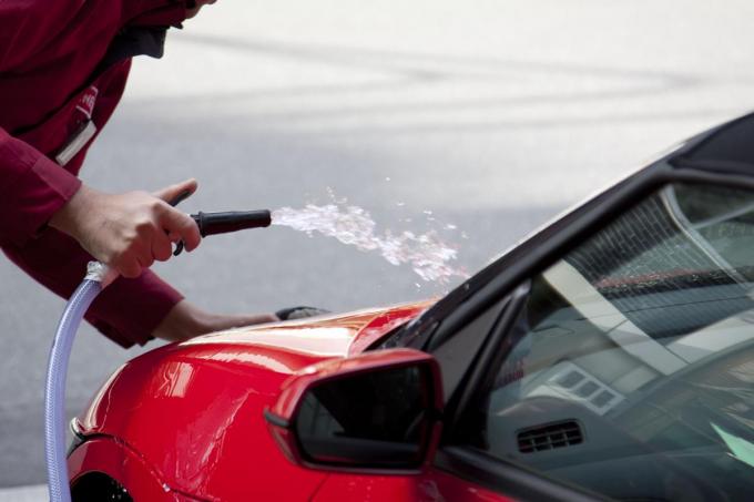 洗車時はなんでもかんでも高圧水洗浄じゃダメ 使う場所と使い方を要チェック 自動車情報 ニュース Web Cartop