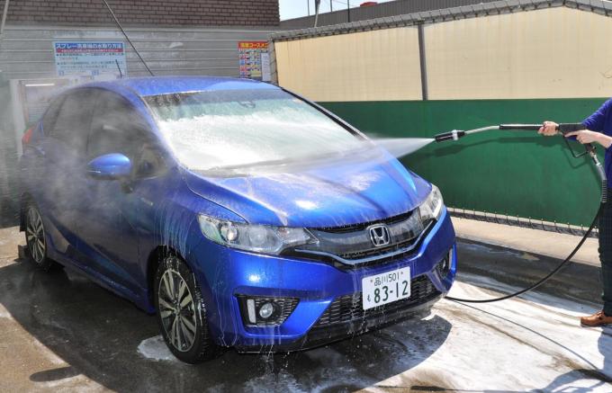 洗車時はなんでもかんでも高圧水洗浄じゃダメ！　使う場所と使い方を要チェック　