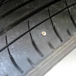 【画像】タイヤに刺さった釘を見つけても抜かないほうがいいって本当？ 〜 画像4